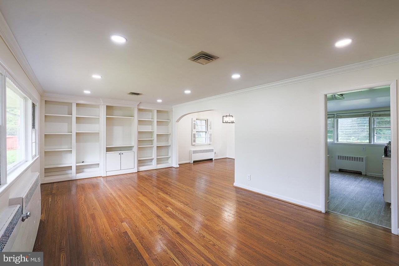 2302 Farringdon Rd - Photo 4 of 19
