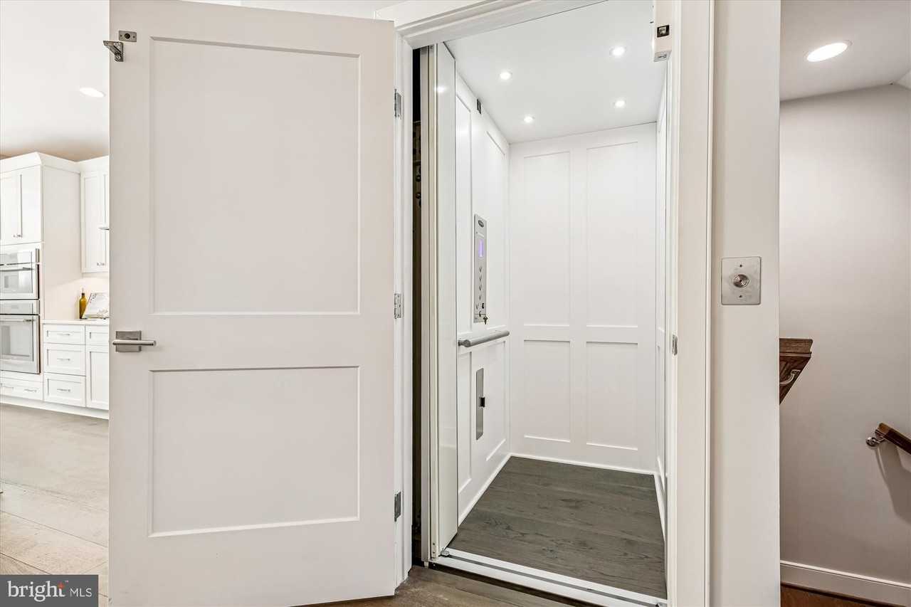 10340 Grosvenor Pl - Photo 5 of 50