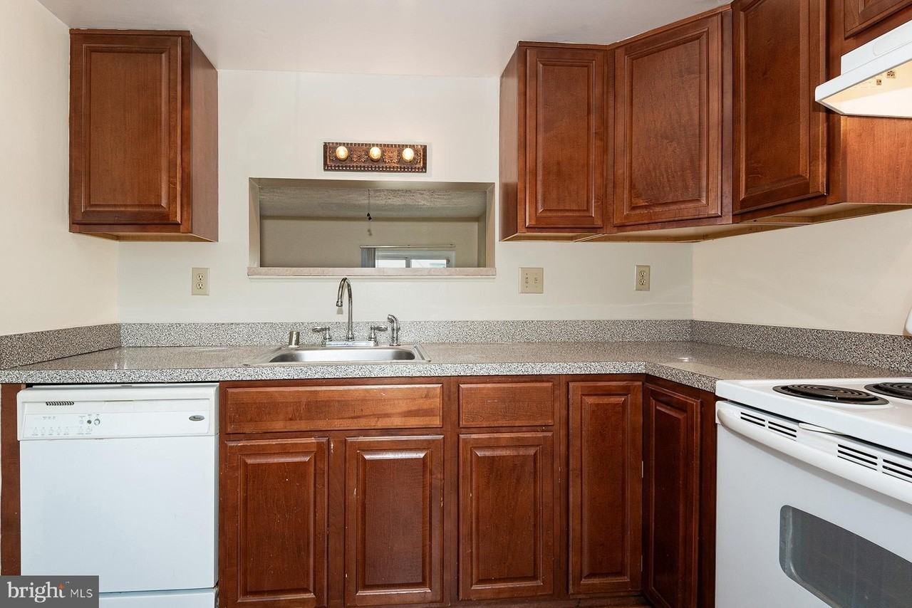 2406 Rosecroft Ct - Photo 6 of 34