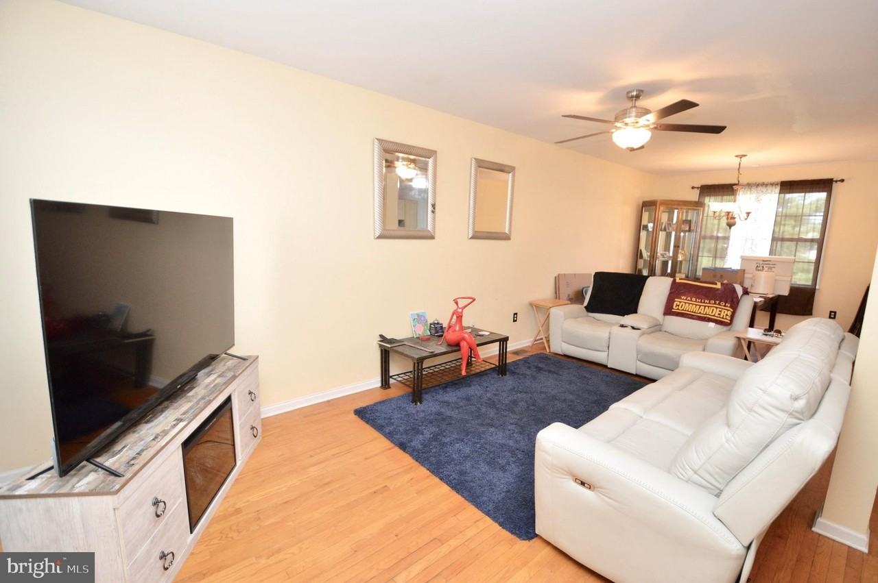 11 Wordsworth Ct - Photo 3 of 19