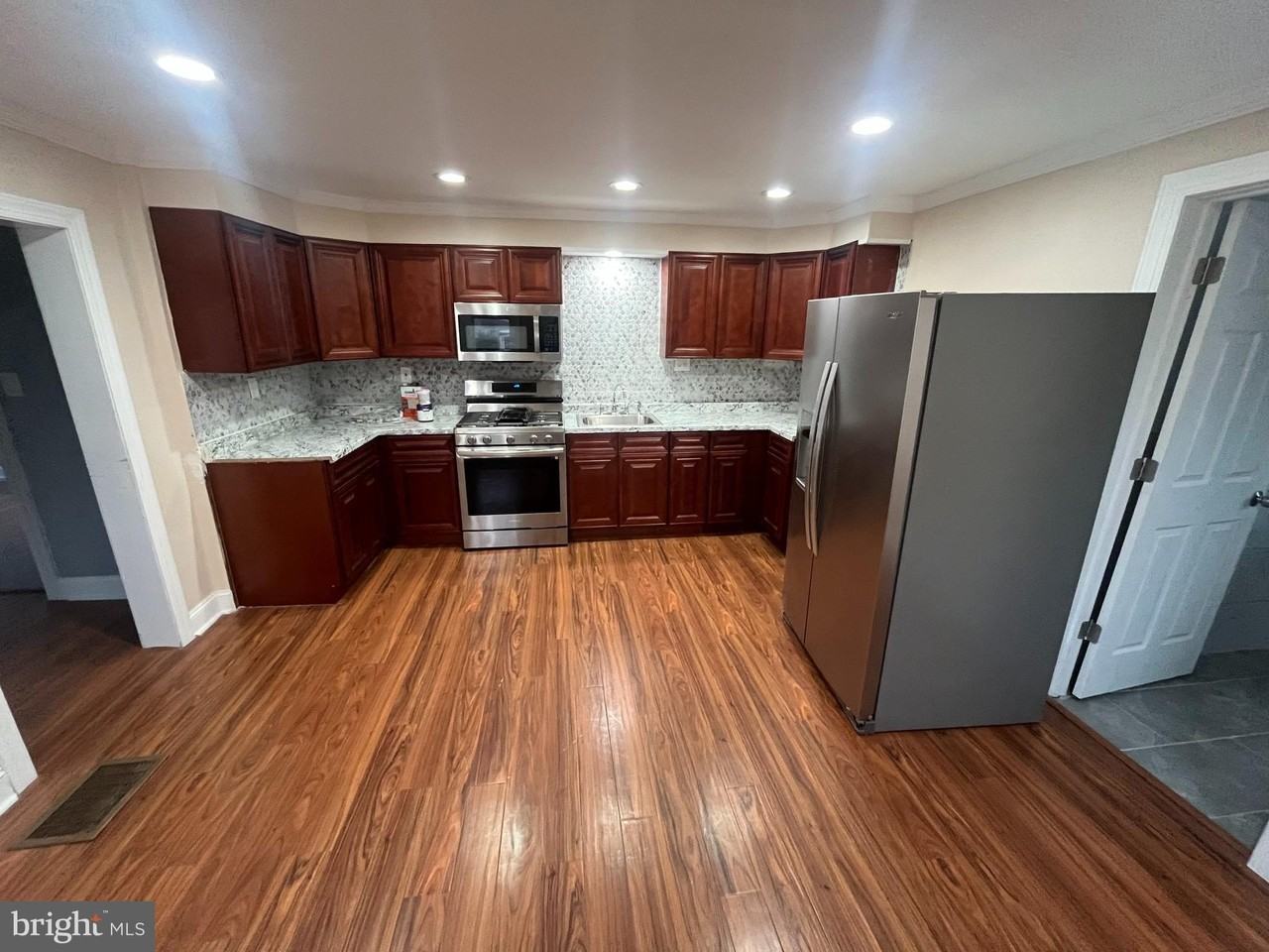 606 Green St - Photo 2 of 30