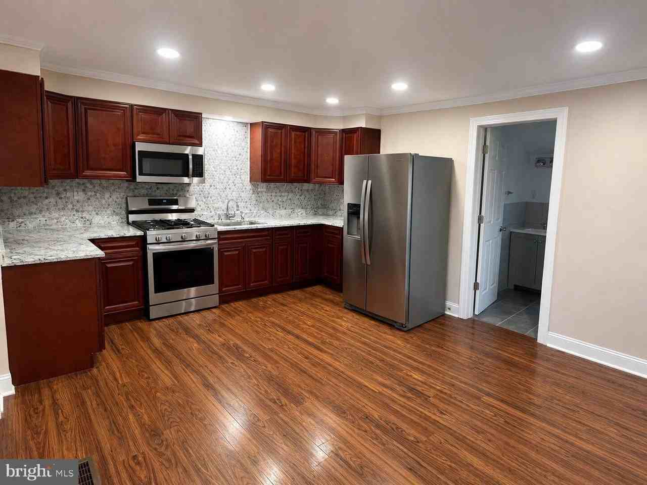 606 Green St - Photo 4 of 30