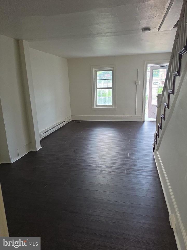 243 E Valley Rd - Photo 2 of 12