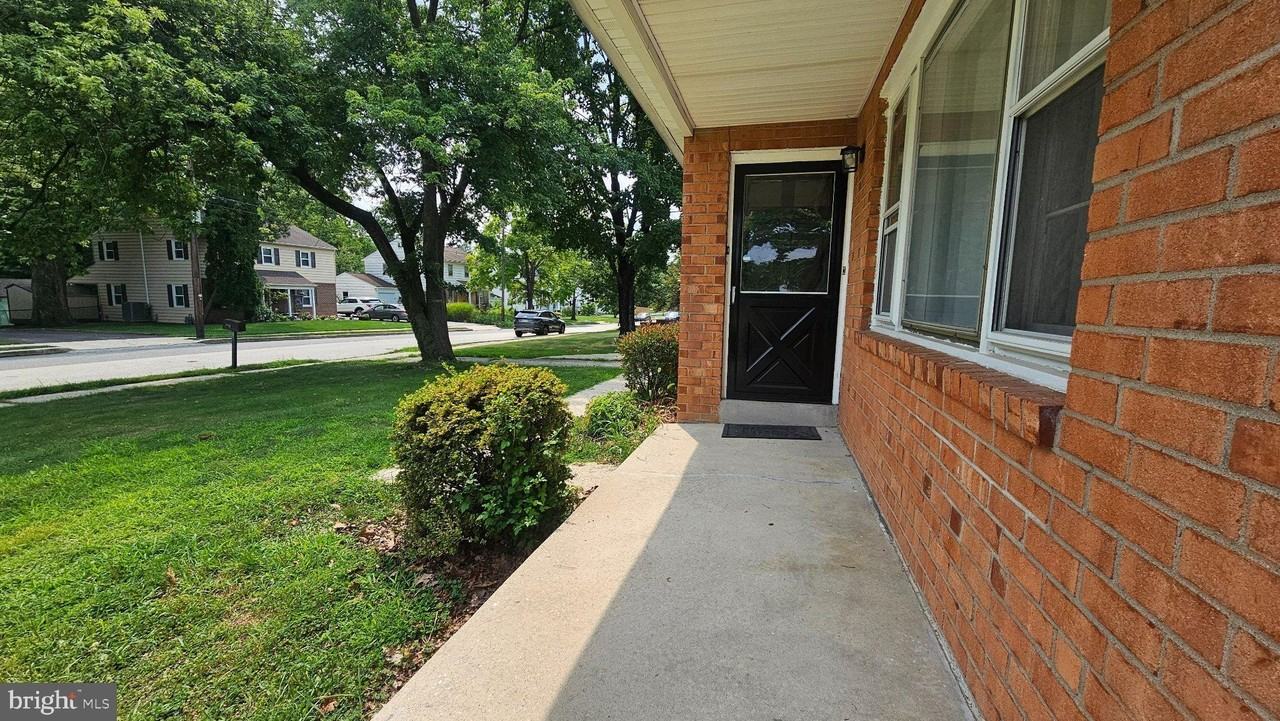 328 Rees Dr - Photo 4 of 44