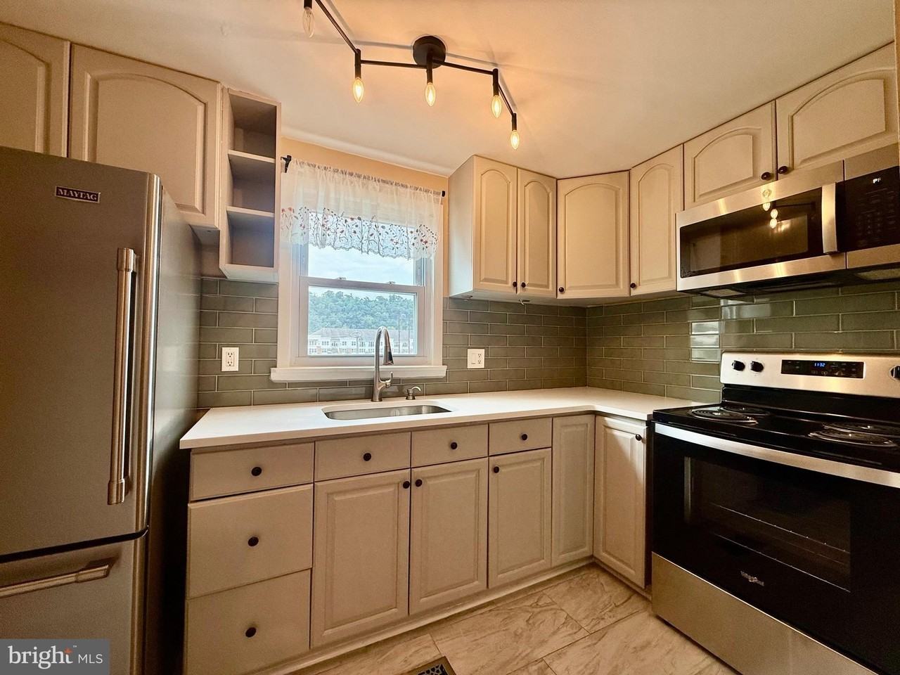 367 E Hector St - Photo 5 of 35