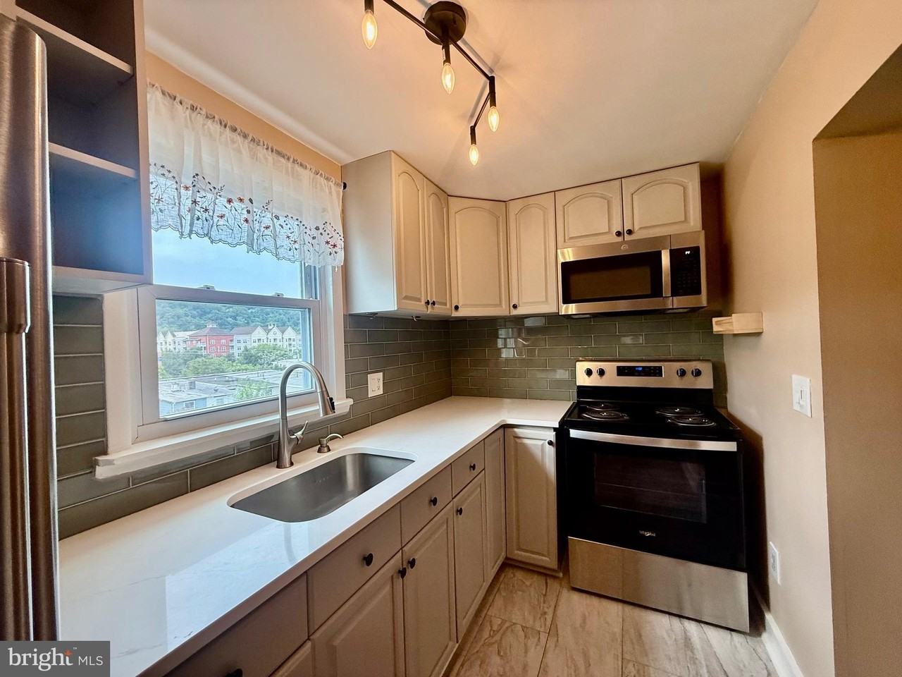 367 E Hector St - Photo 6 of 35