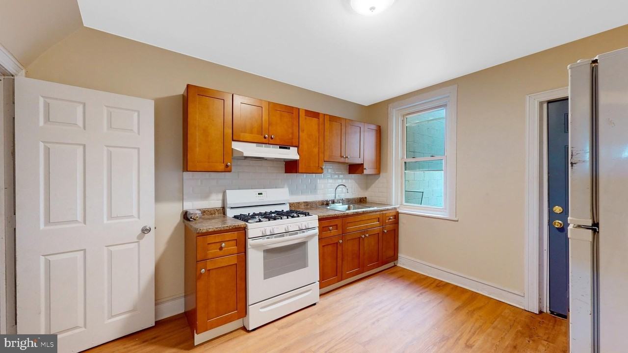 3927 Warren St - Photo 4 of 15