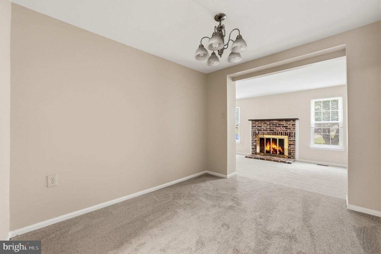 10065 Chestnut Wood Ln - Photo 6 of 35