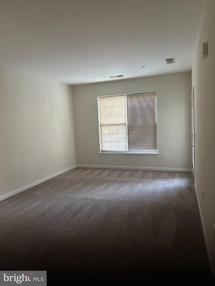 9712 Handerson Pl #102 - Photo 5 of 10