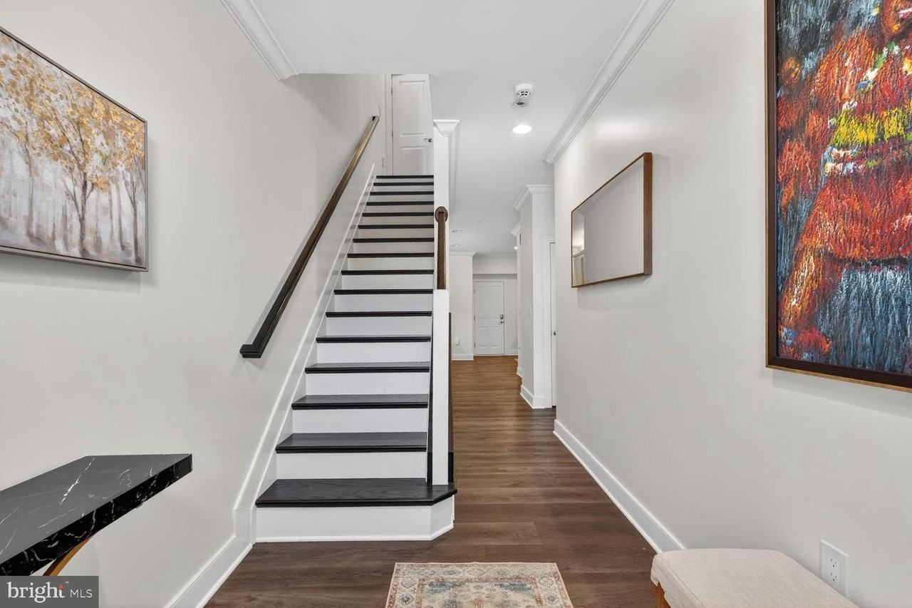 619 E Custis Ave - Photo 2 of 36