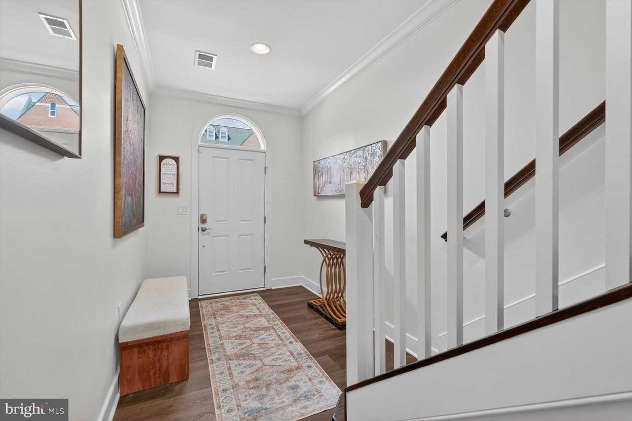619 E Custis Ave - Photo 3 of 36