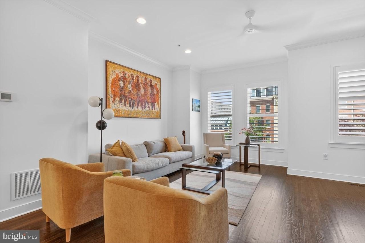 619 E Custis Ave - Photo 4 of 36