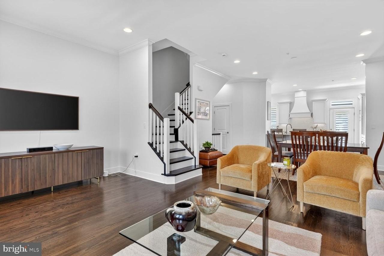 619 E Custis Ave - Photo 6 of 36