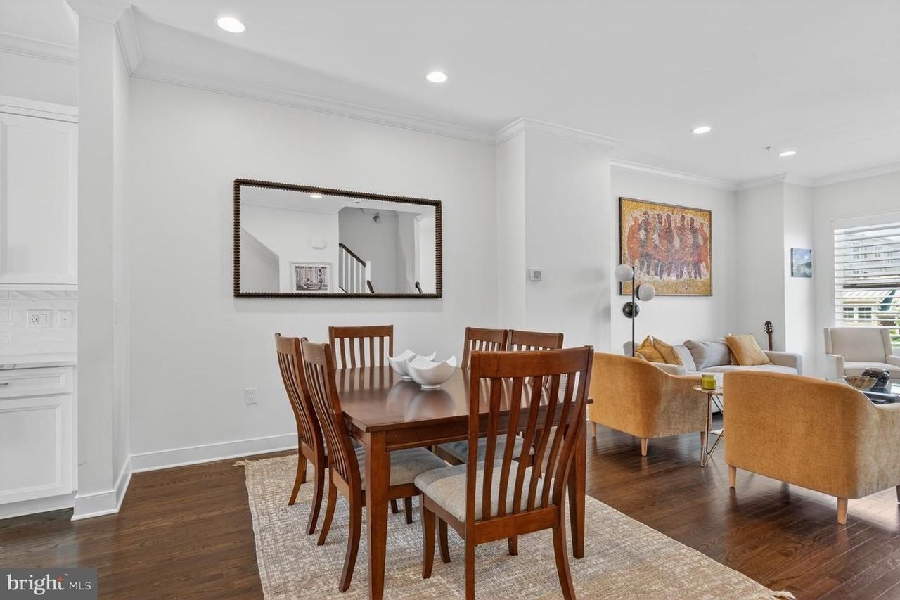 619 E Custis Ave - Photo 7 of 36
