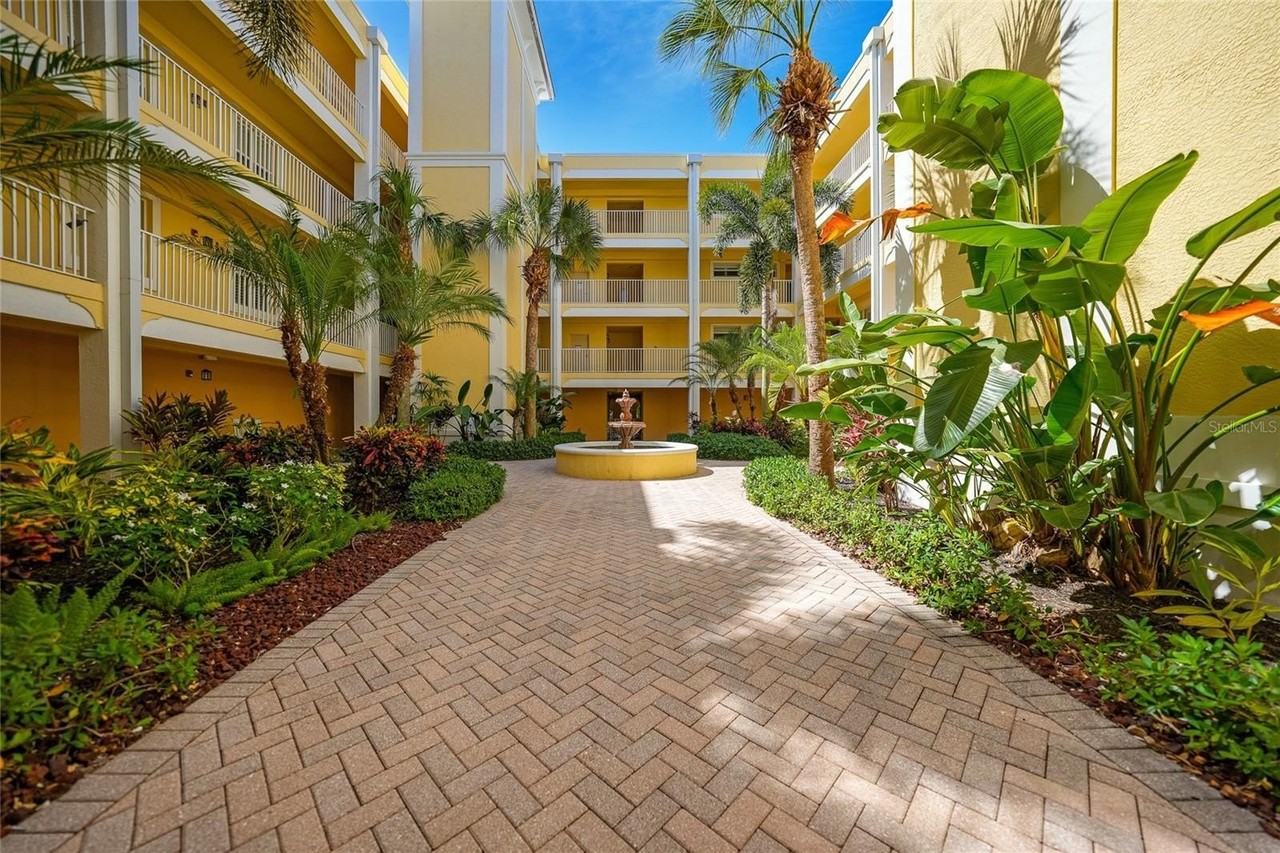 255 W End Dr