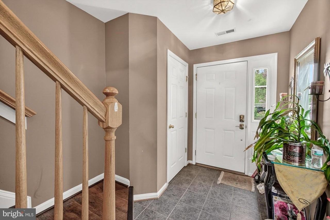 2572 Carrington Way - Photo 4 of 34