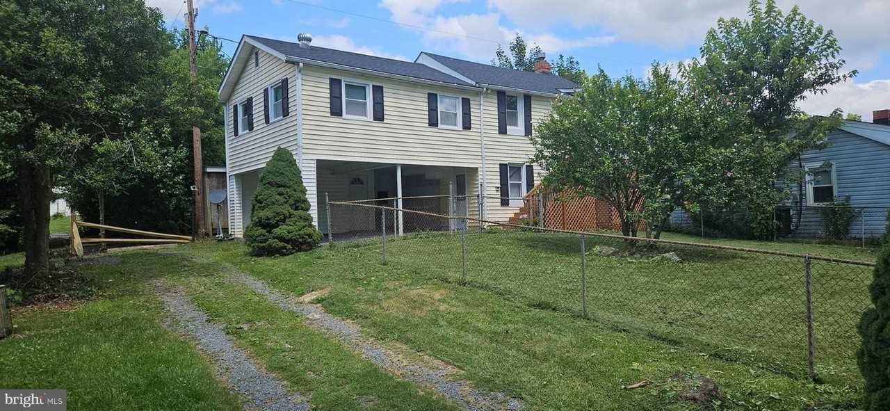 1057 Foreman Ln
