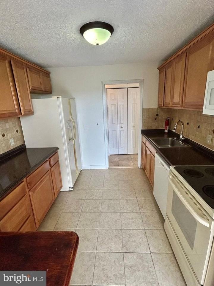 2311 Pimmit Dr - Photo 7 of 17
