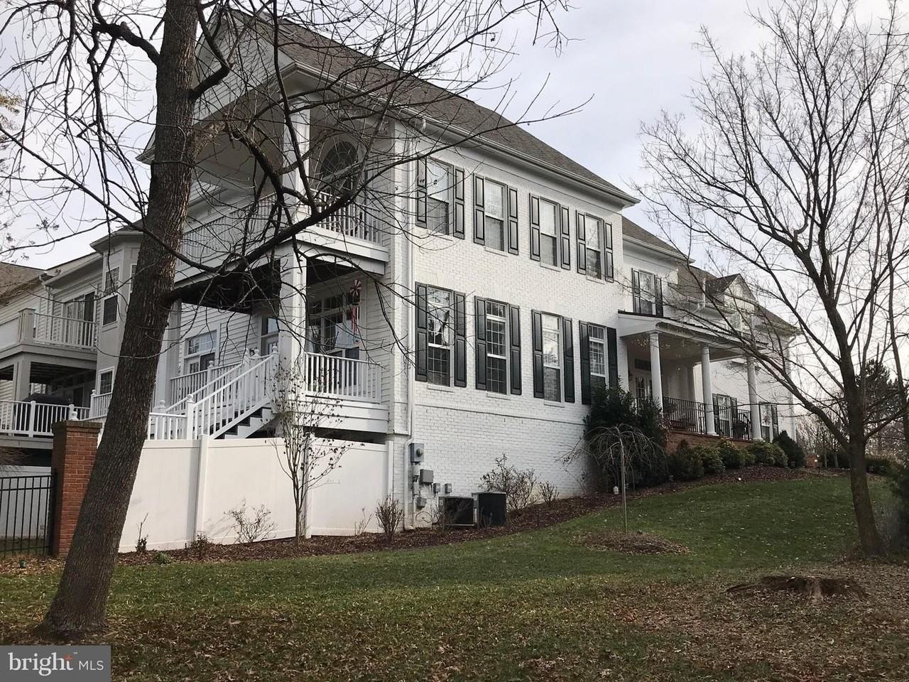 18400 Lanier Island Sq - Photo 2 of 46