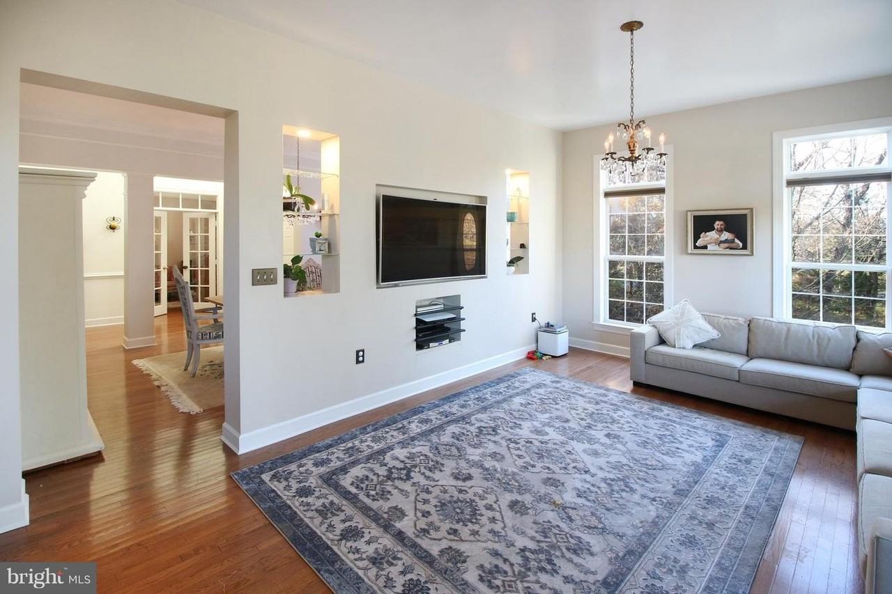18400 Lanier Island Sq - Photo 4 of 46