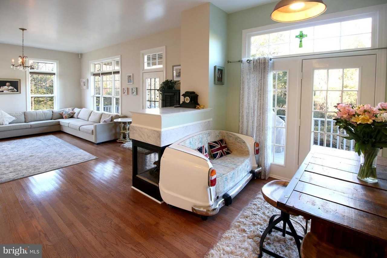 18400 Lanier Island Sq - Photo 7 of 46