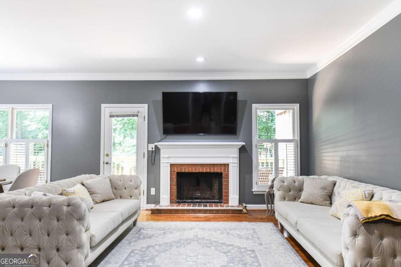 304 Bridle Path - Photo 3 of 33