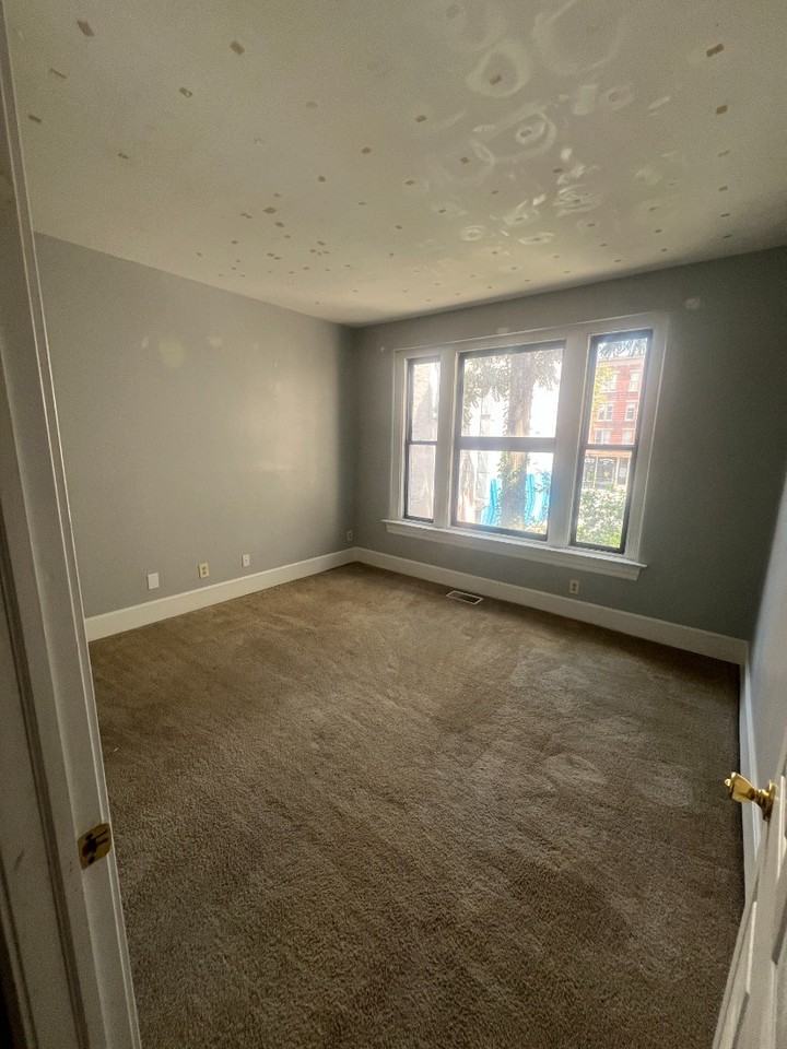 211 W 9th St #2 - Photo 4 of 7