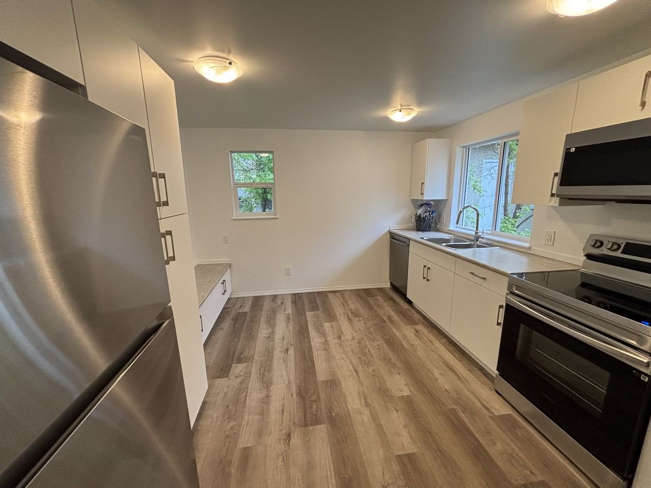 11936 47 St Nw - Photo 6 of 17