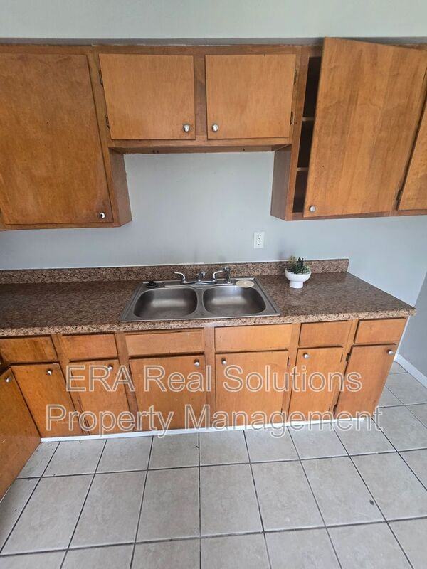 2236 Brentnell Ave - Photo 7 of 27