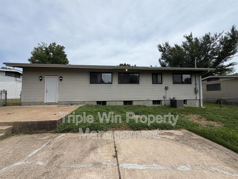 10319 Varnum Dr - Photo 6 of 34