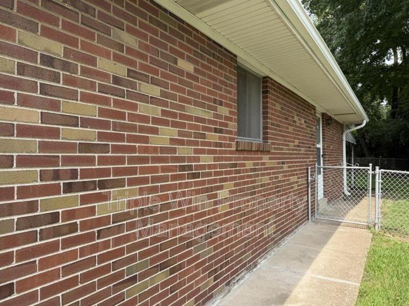 1871 Shardell Dr - Photo 4 of 40