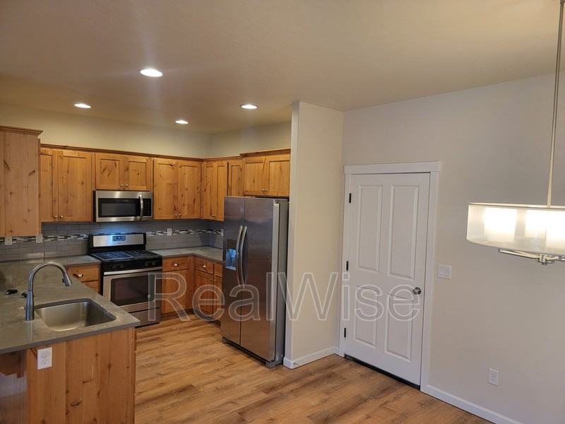 170 Nw 30th St - Photo 5 of 17