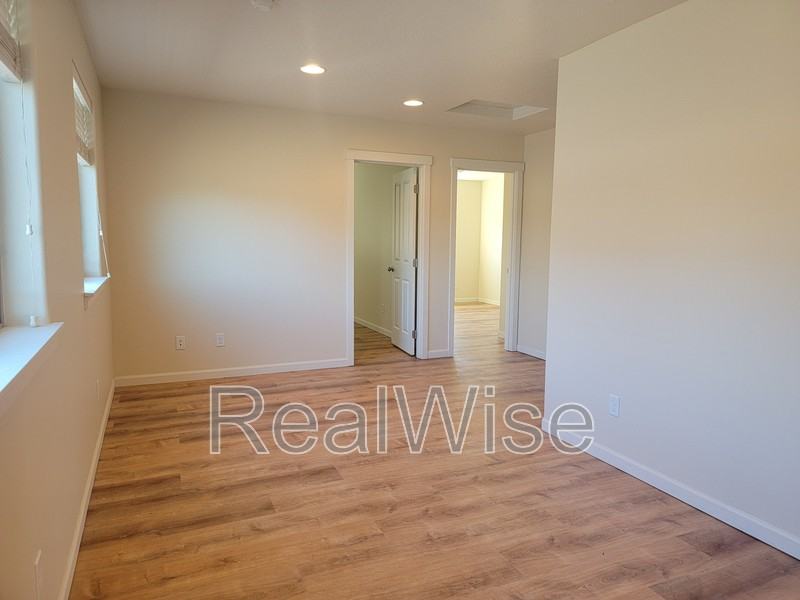 170 Nw 30th St - Photo 7 of 17
