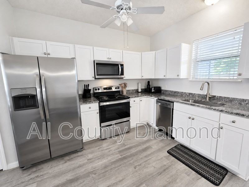 5726 Beach Dr - Photo 4 of 16