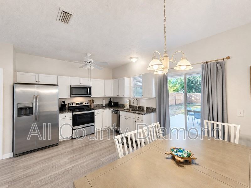 5726 Beach Dr - Photo 5 of 16