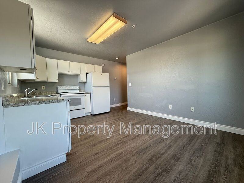 809 15th St #301 - Photo 2 of 19
