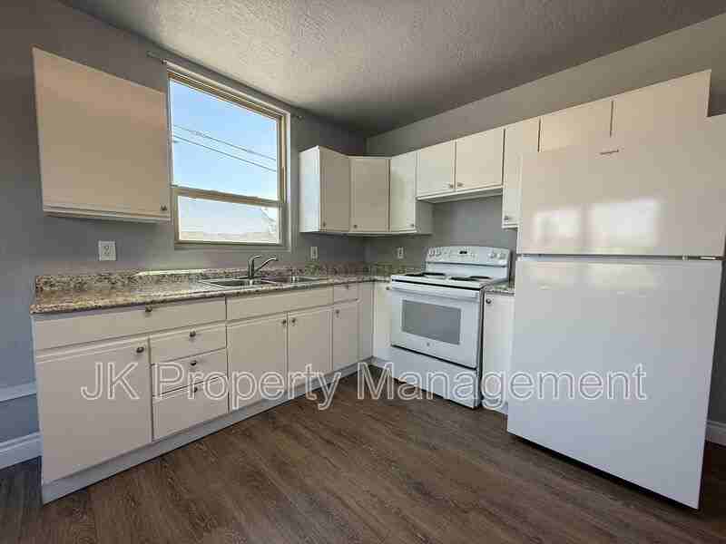 809 15th St #301 - Photo 3 of 19