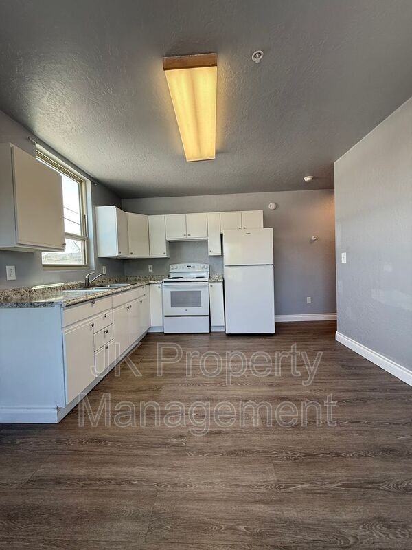809 15th St #301 - Photo 6 of 19