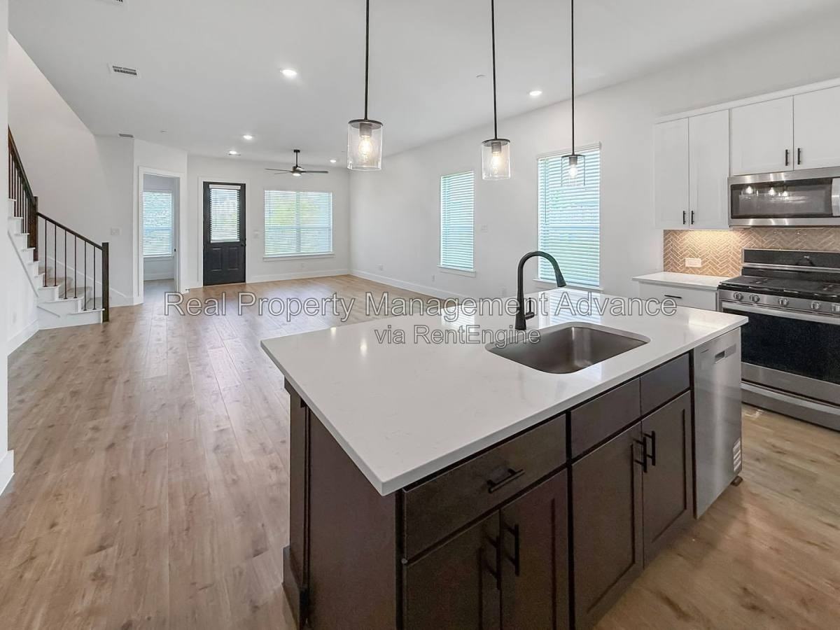 4400 Elm Springs St - Photo 3 of 10