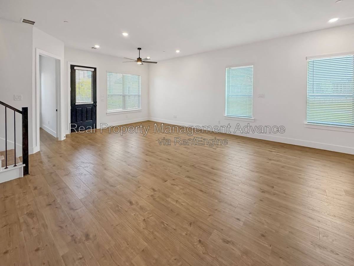4400 Elm Springs St - Photo 4 of 10
