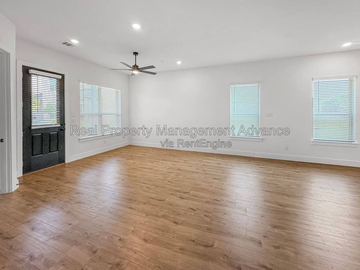 4400 Elm Springs St - Photo 5 of 10