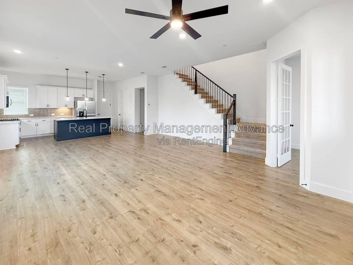 4400 Elm Springs St - Photo 6 of 10