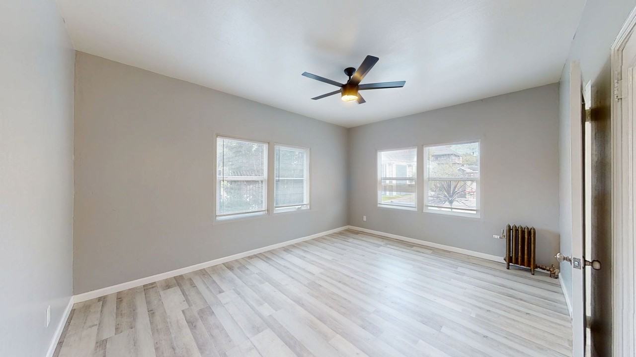 454 34th St - Photo 6 of 33