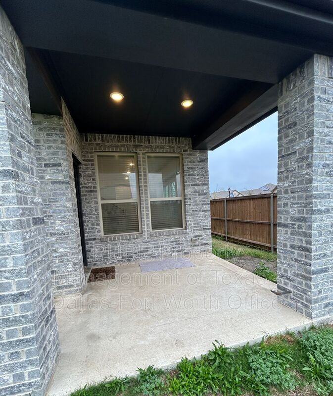 3918 Rochelle Ln - Photo 4 of 36