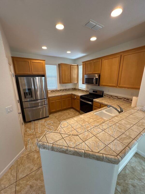 980 Latitude Ln - Photo 4 of 50