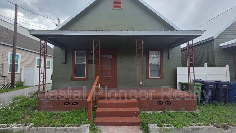 2010 N Howard Ave - Photo 3 of 22