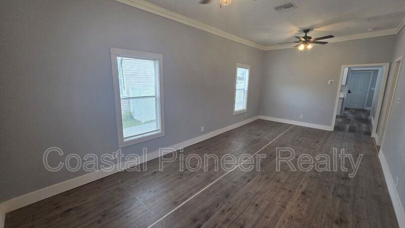 2010 N Howard Ave - Photo 4 of 22