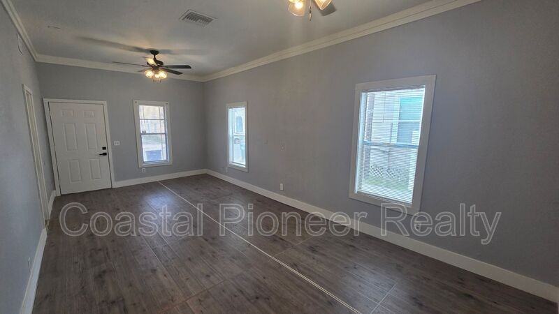 2010 N Howard Ave - Photo 5 of 22