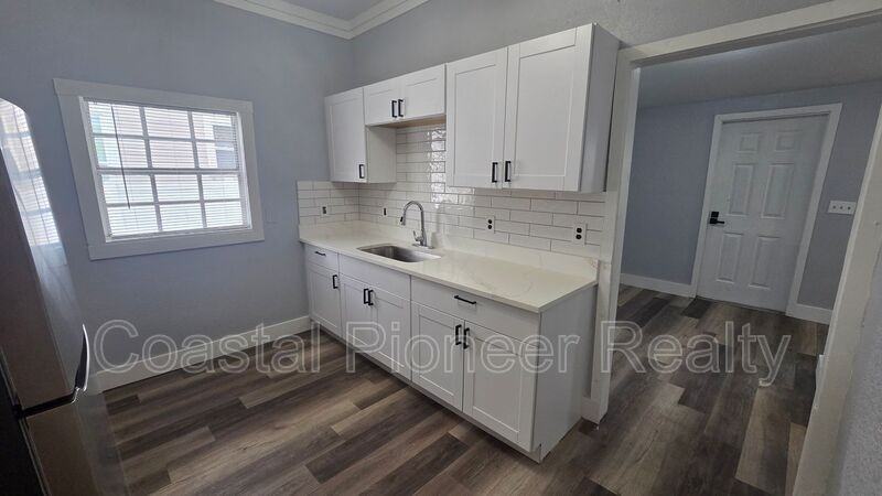 2010 N Howard Ave - Photo 6 of 22
