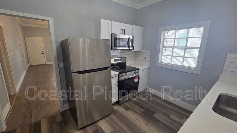 2010 N Howard Ave - Photo 7 of 22